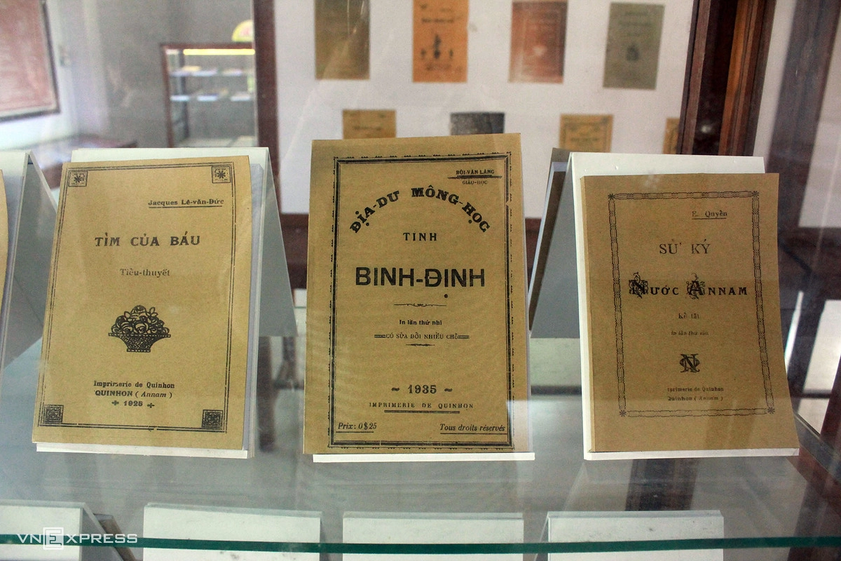   Tại đây từng in sách tiếng Latin, tiếng Pháp và chữ Quốc ngữ, hiện đều được lưu giữ nguyên bản, tái xuất bản hoặc bìa sách tại tiểu chủng viện.  Riêng năm 1910, nhà in xuất bản tới 25 đầu sách chữ Quốc ngữ, còn lại là tiếng Pháp trong tổng số 36 đầu sách. Theo thống kê năm 1922, tại đây ra đời 18.000 bản báo định kỳ, 1.000 bản sách các loại, 32.000 ấn phẩm khác, đặc biệt có tờ Lời Thăm (bán nguyệt san) được 1.500 bản phát hành cả Đông Dương. 