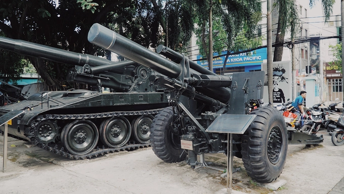Tổng cộng có hơn 10 chiếc xe tăng được bố trí gần mặt sau của bảo tàng. Trong ảnh là pháo binh yểm trợ trực tiếp mang tên "Pháo 155 MM" nặng gần 6.000 kg, tầm bắn khoảng 14,6 km. Tháng 1/1968, quân đội Mỹ đã sử dụng 108 khẩu pháo loại này ở Việt Nam.