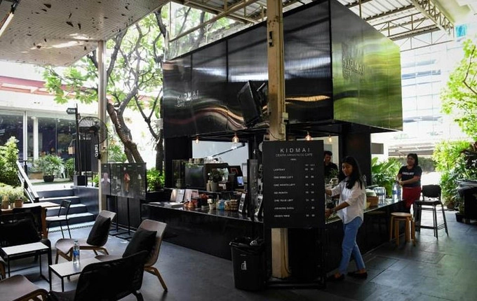 Tại Bangkok, thủ đô Thái Lan có một quán cà phê nổi tiếng với đồ trang trí là quan tài, xương người... thu hút sự quan tâm của nhiều thực khách. Quán có tên gọi là Kid Mai Death Cafe. Lấy ý tưởng từ cái chết, quán cà phê là sản phẩm của giáo sư, nhà nghiên cứu xã hội Veeranut Rojanaprapa, theo Odd. Tại Bangkok, thủ đô Thái Lan có một quán cà phê nổi tiếng với đồ trang trí là quan tài, xương người... thu hút sự quan tâm của nhiều thực khách. Quán có tên gọi là Kid Mai Death Cafe. Lấy ý tưởng từ cái chết, quán cà phê là sản phẩm của giáo sư, nhà nghiên cứu xã hội Veeranut Rojanaprapa, theo Odd.