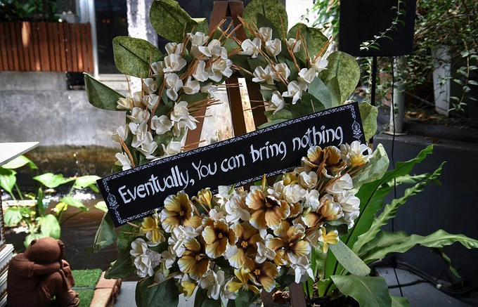 Khách đến quán, ngoài việc gọi một cốc cà phê và nhâm nhi những chiếc bánh hình xương người, họ có thể tham gia vào các hoạt động giải trí khác. Khách đến quán, ngoài việc gọi một cốc cà phê và nhâm nhi những chiếc bánh hình xương người, họ có thể tham gia vào các hoạt động giải trí khác.