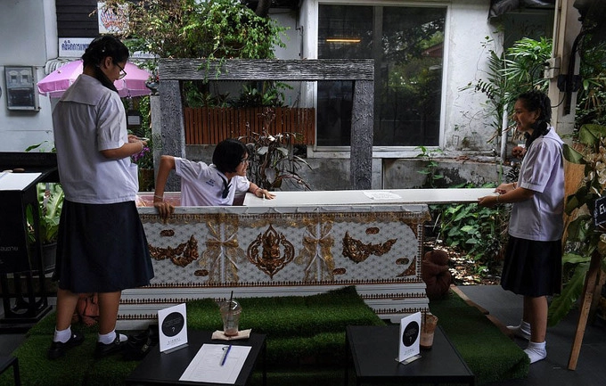 Một trong số trải nghiệm là chui vào quan tài và nằm đợi đậy nắp. Điều này giúp bạn có thể hình dung ra được những gì sẽ xảy ra trong đám tang của mình. Một trong số trải nghiệm là chui vào quan tài và nằm đợi đậy nắp. Điều này giúp bạn có thể hình dung ra được những gì sẽ xảy ra trong đám tang của mình.