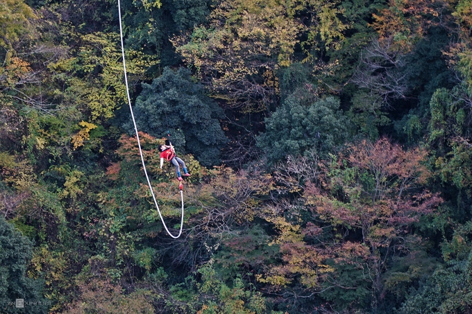 Nơi đây nổi tiếng với trò nhảy bungee từ độ cao lớn nhất tại Nhật Bản, cách mặt sông bên dưới 100 m.