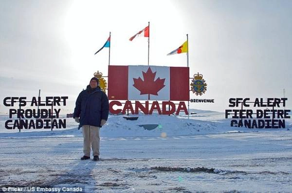 Đại sứ Mỹ tại Canada, David Jacobson, đến thăm thị trấn Alert.