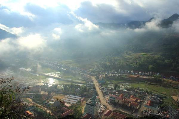 Dưới chân là thung lũng Đồng Văn mờ ảo trong nắng sớm.