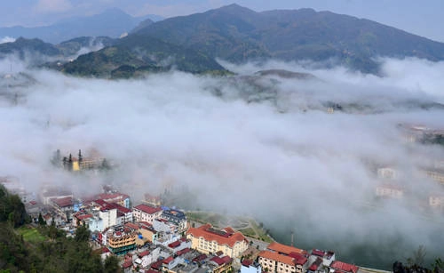 Sương mù dày đặc nơi Sapa. Ảnh: Ngọc Bằng Sương mù dày đặc nơi Sapa. Ảnh: Ngọc Bằng