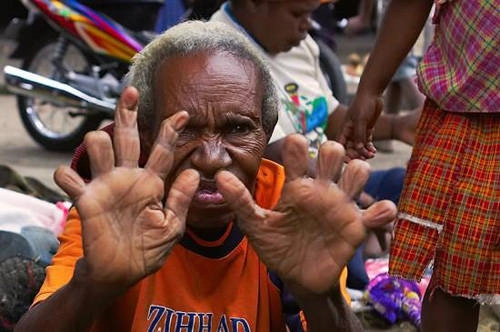 Nghi lễ này đã bị chính phủ Indonesia cấm thực hiện trong vài năm gần đây. Ảnh: Odd.