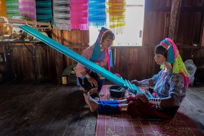 Kayan là một dân tộc thiểu số có nguồn gốc cổ xưa ở Myanmar. Họ sinh sống rải rác ở Bagan, Inle và cả ở vùng biên giới giáp Thái Lan. Nếu du khách mua tour tham quan hồ Inle, "làng cổ dài" sẽ là một trong những điểm dừng chân thú vị của chuyến đi. Kayan là một dân tộc thiểu số có nguồn gốc cổ xưa ở Myanmar. Họ sinh sống rải rác ở Bagan, Inle và cả ở vùng biên giới giáp Thái Lan. Nếu du khách mua tour tham quan hồ Inle, "làng cổ dài" sẽ là một trong những điểm dừng chân thú vị của chuyến đi.