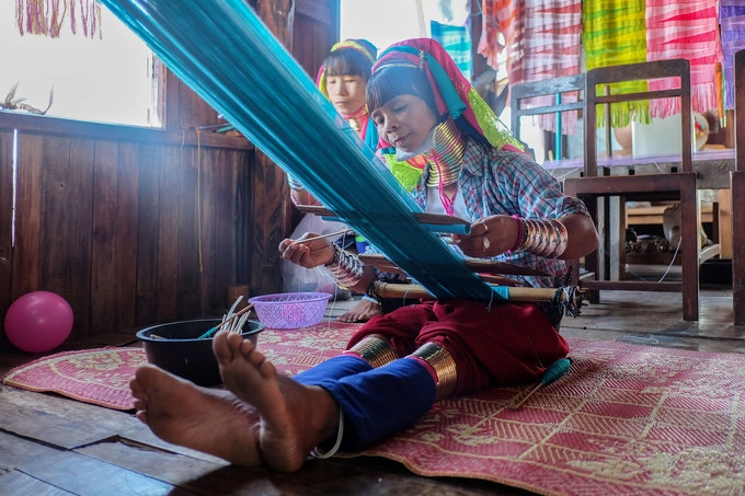 Lâu dần việc đeo vòng cổ trở thành phong tục độc đáo. Người Kyan tin rằng những phụ nữ có vòng cổ càng dài thì càng đẹp. Tuy nhiên theo nghiên cứu của các nhà khoa học, thực ra cổ của họ không dài ra mà do xương đòn, bả vai và ngực của họ bị áp lực bởi khối lượng vòng đồng. Những phụ nữ đeo vòng cổ lâu cũng có vấn đề về sức khỏe, khu vực quanh cổ bị đau vĩnh viễn và lớp da ở đây cũng mỏng hơn những nơi khác trên cơ thể. Lâu dần việc đeo vòng cổ trở thành phong tục độc đáo. Người Kyan tin rằng những phụ nữ có vòng cổ càng dài thì càng đẹp. Tuy nhiên theo nghiên cứu của các nhà khoa học, thực ra cổ của họ không dài ra mà do xương đòn, bả vai và ngực của họ bị áp lực bởi khối lượng vòng đồng. Những phụ nữ đeo vòng cổ lâu cũng có vấn đề về sức khỏe, khu vực quanh cổ bị đau vĩnh viễn và lớp da ở đây cũng mỏng hơn những nơi khác trên cơ thể.