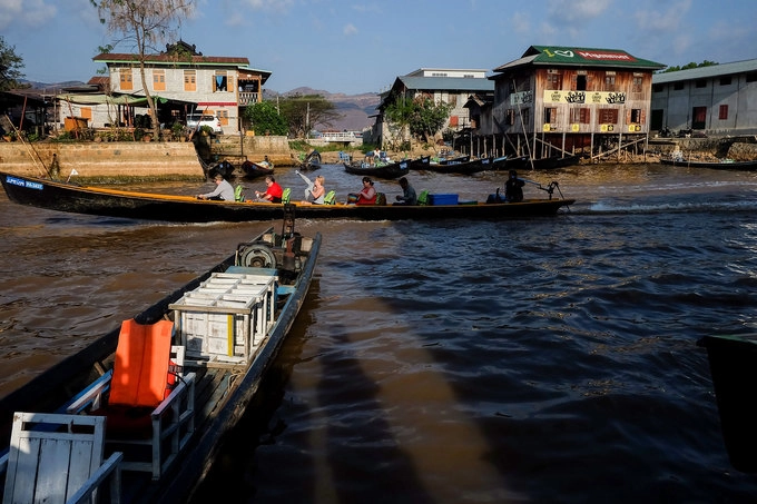 Để thăm tộc người Kayan, bạn có thể đến hồ Inle, mua tour dạo quanh hồ, hành trình sẽ ghé qua "Làng cổ dài" và ở lại lâu hay nhanh tùy ý. Tour thường kéo dài từ sáng sớm đến chiều tà, giá khoảng 200.000 đồng một người. Để thăm tộc người Kayan, bạn có thể đến hồ Inle, mua tour dạo quanh hồ, hành trình sẽ ghé qua "Làng cổ dài" và ở lại lâu hay nhanh tùy ý. Tour thường kéo dài từ sáng sớm đến chiều tà, giá khoảng 200.000 đồng một người.
