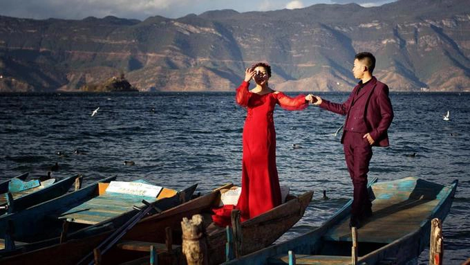 Một con đường mới và sân bay được xây dựng gần đó đã mở cửa năm 2015, khiến ngày càng nhiều du khách tới khám phá khu vực bờ hồ Lugu, họ đem tới nhiều thứ mới mẻ. Văn hóa Mosuo mới đây biến chuyển nhiều khi phải hài hòa giữa những nét truyền thống và sự hiện đại. "Dân làng sống quanh hồ dần xây thêm khách sạn cho khách du lịch. Nhiều gia đình có nhà ở vị trí thuận lợi thì trở nên giàu có. Giao thông cũng trở nên thuận tiện hơn và người Mosuo đang đi ra thế giới nhiều hơn để trải nghiệm những điều mới mẻ", Zhaxi chia sẻ. Một con đường mới và sân bay được xây dựng gần đó đã mở cửa năm 2015, khiến ngày càng nhiều du khách tới khám phá khu vực bờ hồ Lugu, họ đem tới nhiều thứ mới mẻ. Văn hóa Mosuo mới đây biến chuyển nhiều khi phải hài hòa giữa những nét truyền thống và sự hiện đại. "Dân làng sống quanh hồ dần xây thêm khách sạn cho khách du lịch. Nhiều gia đình có nhà ở vị trí thuận lợi thì trở nên giàu có. Giao thông cũng trở nên thuận tiện hơn và người Mosuo đang đi ra thế giới nhiều hơn để trải nghiệm những điều mới mẻ", Zhaxi chia sẻ.