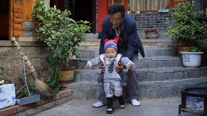 Mặc dù hồ Lugu được coi là một trong số ít vùng đất còn tồn tại chế độ mẫu hệ, đây mới chỉ là những truyền thống mang tính "mẫu hệ" của người Mosuo. Đàn ông vẫn có quyền lực chính trị trong xã hội lớn hơn còn phụ nữ, lại đứng đầu mọi việc trong nhà (chủ hộ) và quán xuyến những nguồn lực trong gia đình. Của cải được truyền lại thông qua người mẹ sau khi qua đời, vì thế phụ nữ Mosuo luôn có nhiều đặc quyền và sự tự do của mình. Mặc dù hồ Lugu được coi là một trong số ít vùng đất còn tồn tại chế độ mẫu hệ, đây mới chỉ là những truyền thống mang tính "mẫu hệ" của người Mosuo. Đàn ông vẫn có quyền lực chính trị trong xã hội lớn hơn còn phụ nữ, lại đứng đầu mọi việc trong nhà (chủ hộ) và quán xuyến những nguồn lực trong gia đình. Của cải được truyền lại thông qua người mẹ sau khi qua đời, vì thế phụ nữ Mosuo luôn có nhiều đặc quyền và sự tự do của mình.