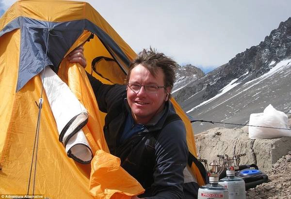 Chinh phục đỉnh Everest là điều rất nhiều người mong muốn, nhưng để đạt được nó, bạn sẽ phải trải qua những cảm giác như địa ngục. Vượt qua những khối băng lớn, hứng chịu các trận tuyết lở, bị tiêu chảy 6 lần một đêm ngay trên sườn đá hay năng lực hoạt động của não giảm xuống dưới 15% là những điều bạn sẽ phải đối mặt nếu muốn vượt qua đỉnh núi cao nhất thế giới này.