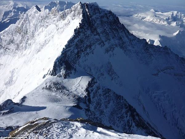  “Năm 2005, tôi leo đỉnh Everest mà không có bình oxy và cũng chỉ dừng lại đúng một lần trên cả hành trình. Thế nhưng khi chỉ còn cách đỉnh 100 m, tôi buộc phải đứng xếp hàng để chờ tới lượt leo lên. Tôi biết nếu đứng đợi một tiếng, tôi chắc chắn sẽ chết vì thiếu oxy. Cảm giác mọi cơ quan trong cơ thể như chuẩn bị đóng băng là khi bạn biết tử thần sắp gõ cửa”, Gavin kể lại.