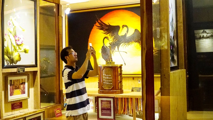 Một lối đi dẫn sâu vào bên trong sẽ đi du khách lần lượt chiêm ngưỡng các tác phẩm được bố trí theo 3 chủ đề chính: “Cơ thể nghề thêu”, “Gương mặt nghề thêu” và “Một tiếng nói cho nghề thêu”.