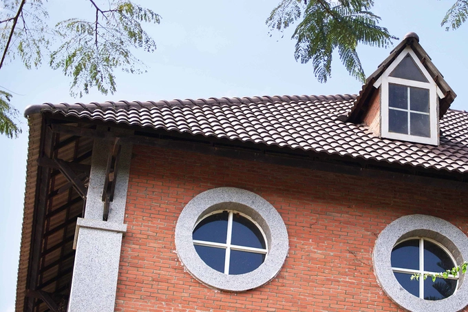 Từ ngoài cổng vào, du khách sẽ theo một lối nhỏ lát đá dẫn đến ngôi nhà theo lối kiến trúc phương Tây xây bằng gạch đỏ.