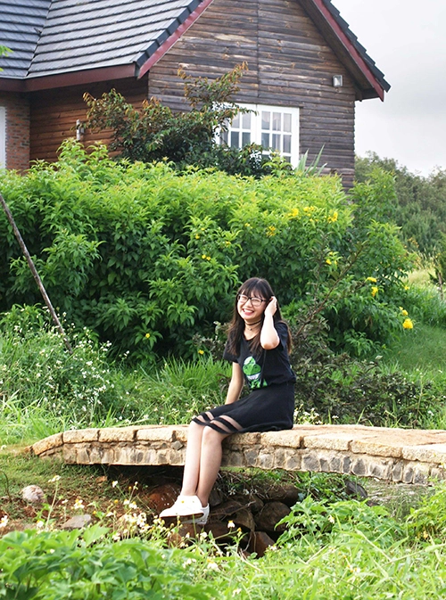 Khung cảnh êm đềm với những ngôi nhà nằm bên hồ nước có cây cầu nhỏ bắc qua.