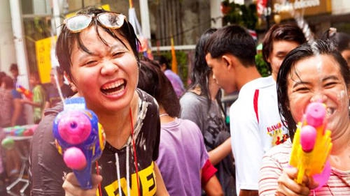  Dù bị "tấn công" bất ngờ bằng nước, ai cũng cười đùa vui vẻ hết mình.