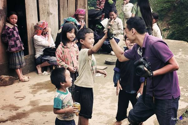 Mỗi chuyến đi vùng cao, để lại trong lòng du khách ấn tượng đáng nhớ nhất là đôi mắt thơ ngây của những đứa trẻ nơi các bản làng nghèo khó. Mỗi chuyến đi vùng cao, để lại trong lòng du khách ấn tượng đáng nhớ nhất là đôi mắt thơ ngây của những đứa trẻ nơi các bản làng nghèo khó.