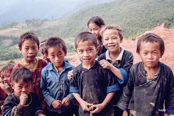 Ở đây, mỗi nhà thường có rất nhiều trẻ con và dù cuộc sống còn nhiều khó khăn nhưng gương mặt của chúng vẫn bừng sáng những nụ cười. Ở đây, mỗi nhà thường có rất nhiều trẻ con và dù cuộc sống còn nhiều khó khăn nhưng gương mặt của chúng vẫn bừng sáng những nụ cười.
