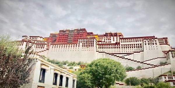 Giấy phép  Tây Tạng thuộc Trung Quốc, vậy nên đến đây các bạn sẽ phải xin visa Trung Quốc. Các bạn có thể tự làm ở đại sứ quán với chi phí 60 USD, hoặc làm dịch vụ khoảng 85 USD. Tuy nhiên, đến mỗi một vùng khác nhau ở Tây Tạng, các bạn lại phải xin giấy phép để vào được vùng đó. Vì thế đi tự túc thì bạn phải tìm hiểu kỹ các quy trình này.