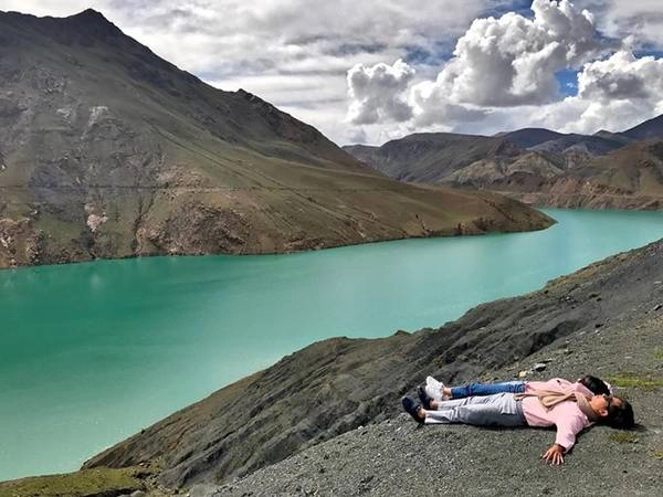 Sốc độ cao Tây Tạng là vùng cao nguyên gần dãy Himalaya, với độ cao trung bình là 4.900 m, áp suất thấp và không khí rất loãng. Du khách đến đây dễ bị sốc độ cao với các triệu chứng đau đầu, chóng mặt, buồn nôn, khó thở, chảy máu cam, sốt. Để phòng tránh điều này thì Huyền Thu chuẩn bị thuốc từ trước theo hướng dẫn của bác sĩ.