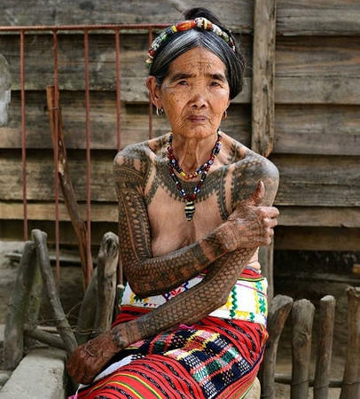 nu-nghe-nhan-100-tuoi-xam-hinh-bang-tay-o-philippines-ivivu-2 Cụ Whang Od chia sẻ: "Tôi rất thích khi các du khách nơi xa và khách địa phương tới đây vì họ đều đang giúp chúng tôi. Tôi hy vọng các vị khách vẫn tiếp tục tìm đến''. Ảnh: pinterest. nu-nghe-nhan-100-tuoi-xam-hinh-bang-tay-o-philippines-ivivu-2 Cụ Whang Od chia sẻ: "Tôi rất thích khi các du khách nơi xa và khách địa phương tới đây vì họ đều đang giúp chúng tôi. Tôi hy vọng các vị khách vẫn tiếp tục tìm đến''. Ảnh: pinterest.
