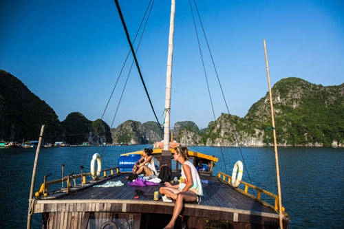 Từ thành phố dễ dàng tham quan nhiều kỳ quan thiên nhiên ở các vùng lân cận: Hà Nội là điểm đến mấu chốt ở miền Bắc. Nhiều tour du lịch vịnh Hạ Long bắt đầu từ đây và cả tour lên Sa Pa cũng vậy. Du khách cũng có thể dễ dàng đến Tam Cốc hay Mai Châu trong ngày để tìm hiểu đời sống nông thôn Việt.