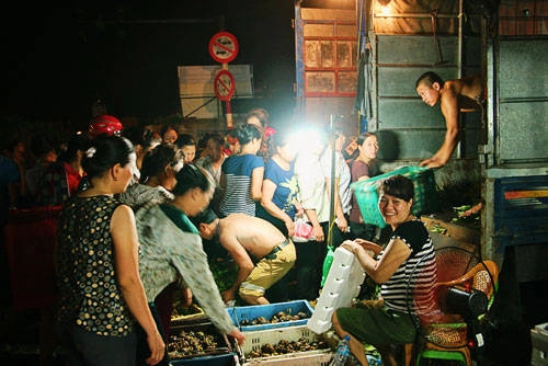 Ngôi chợ ngày càng phát triển, diện tích không đủ đáp ứng nhu cầu sinh hoạt, nhiều thương lái đã mang hàng bày ra ven đường để bán. Ảnh: Phong Vinh Ngôi chợ ngày càng phát triển, diện tích không đủ đáp ứng nhu cầu sinh hoạt, nhiều thương lái đã mang hàng bày ra ven đường để bán. Ảnh: Phong Vinh
