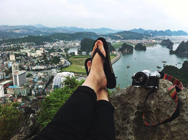 Leo lên đây dễ đến mức bạn hoàn toàn có thể mang dép. Tuy nhiên tốt nhất bạn đừng dại mà “bắt chước” hành động này vì khi về bạn sẽ vô cùng đau chân đấy. Ảnh: Thảo Nhi Leo lên đây dễ đến mức bạn hoàn toàn có thể mang dép. Tuy nhiên tốt nhất bạn đừng dại mà “bắt chước” hành động này vì khi về bạn sẽ vô cùng đau chân đấy. Ảnh: Thảo Nhi