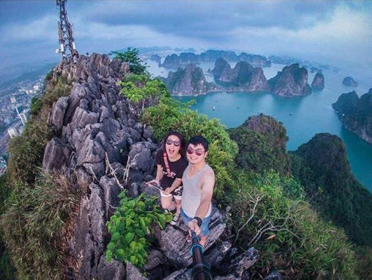 Toàn cảnh thành phố Hạ Long sẽ hiện ra trước mắt bạn khi đã chinh phục được ngọn núi này. Ảnh: florietran Toàn cảnh thành phố Hạ Long sẽ hiện ra trước mắt bạn khi đã chinh phục được ngọn núi này. Ảnh: florietran