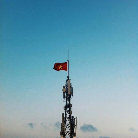 Lá cờ đỏ sao vàng từ một người thợ mỏ đã anh dũng cắm lên trong những năm kháng chiến chống Pháp vẫn luôn tung bay trong gió trên đỉnh núi Bài Thơ Lá cờ đỏ sao vàng từ một người thợ mỏ đã anh dũng cắm lên trong những năm kháng chiến chống Pháp vẫn luôn tung bay trong gió trên đỉnh núi Bài Thơ