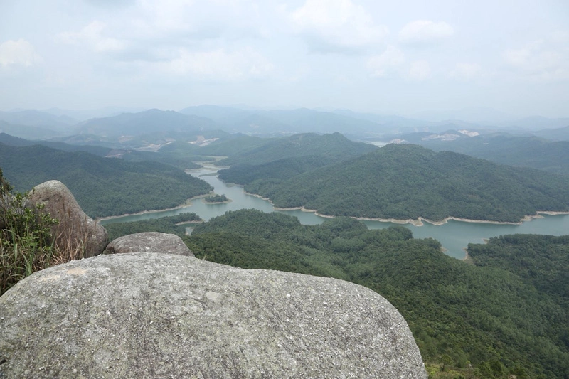 Hồ Yên Lập nhìn từ núi. Ảnh: Báo Du lịch.