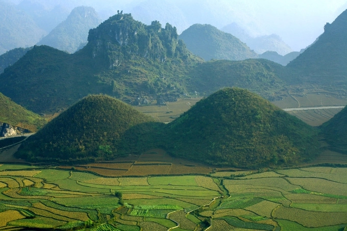 Tạo hóa đã ban tặng cho Tam Sơn hai quả núi kế nhau hình dáng như bộ ngực của người con gái; được gọi là núi Đôi hay núi Cô Tiên. Hai ngọn núi có chu vi gần 1.000 m, diện tích khoảng 3,6 ha. Núi Đôi, cùng với 3 ngọn núi (Tam Sơn) trong lòng thung lũng được hình thành từ quá trình vận động của vỏ Trái đất.