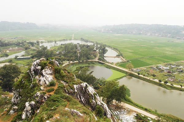 Trèo lên đỉnh núi, bạn sẽ thấy toàn cảnh thật tuyệt vời. Ảnh: Iristruong Trèo lên đỉnh núi, bạn sẽ thấy toàn cảnh thật tuyệt vời. Ảnh: Iristruong