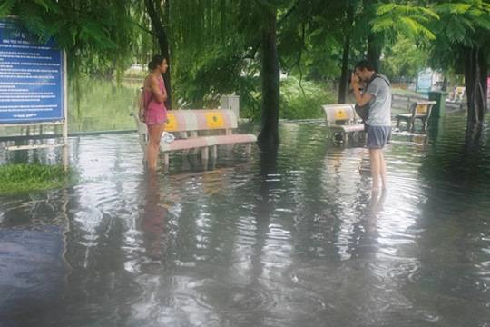 Mưa kéo dài, cộng với nền nhiệt độ xuống thấp khiến Hà Nội lạnh hơn. Nhiều du khách quốc tế đến từ các nước ôn đới cũng phải khoanh tay co ro trong mưa lạnh.