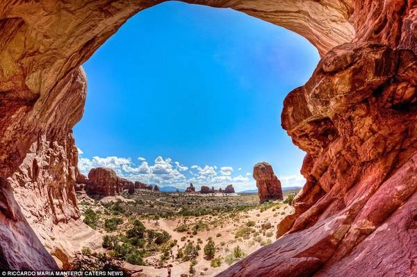 Công viên quốc gia Arches, Utah là nơi tập trung các vòm đá sa thạch tự nhiên nhiều nhất thế giới, với số lượng hơn 2.000 vòm. Công viên quốc gia Arches, Utah là nơi tập trung các vòm đá sa thạch tự nhiên nhiều nhất thế giới, với số lượng hơn 2.000 vòm.