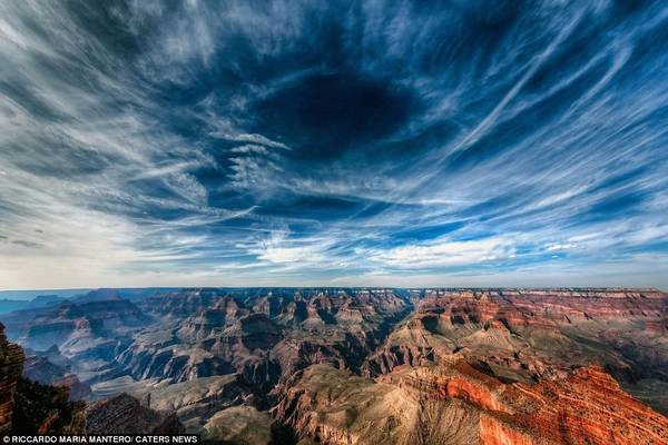 Grand Canyon ở Arizona do dòng sông Colorado tạo thành. Những khối đá đỏ trải rộng 16 km, sâu 1,6 km suốt chiều dài 446 km. Grand Canyon ở Arizona do dòng sông Colorado tạo thành. Những khối đá đỏ trải rộng 16 km, sâu 1,6 km suốt chiều dài 446 km.