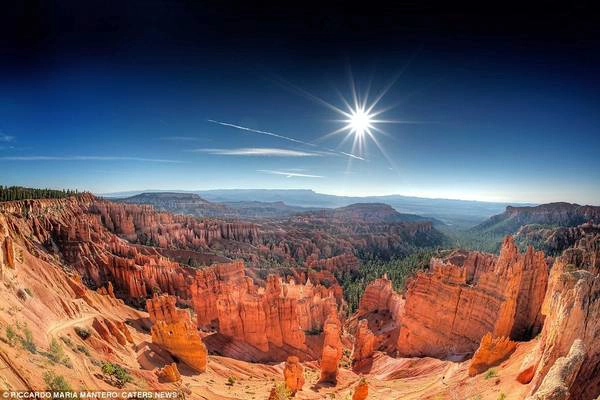 Công viên quốc gia Bryce Canyon ở Utah nổi tiếng với những rặng núi đá rực rỡ do sự lắng đọng của trầm tích tạo thành. Những cấu trúc này còn được gọi là hoodoos. Du khách có thể leo núi vào mùa hè và trượt tuyết vào mùa đông Công viên quốc gia Bryce Canyon ở Utah nổi tiếng với những rặng núi đá rực rỡ do sự lắng đọng của trầm tích tạo thành. Những cấu trúc này còn được gọi là hoodoos. Du khách có thể leo núi vào mùa hè và trượt tuyết vào mùa đông