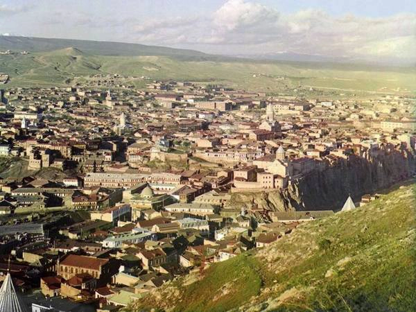 Vào đầu thế kỷ 20, Tbilisi - thủ đô của Gruzia được biết đến như một phần của Nga với tên gọi Tiflis. Nó được sáp nhập vào nước này vào năm 1801 và trở thành thủ đô của Gruzia độc lập năm 1991. Vào đầu thế kỷ 20, Tbilisi - thủ đô của Gruzia được biết đến như một phần của Nga với tên gọi Tiflis. Nó được sáp nhập vào nước này vào năm 1801 và trở thành thủ đô của Gruzia độc lập năm 1991.