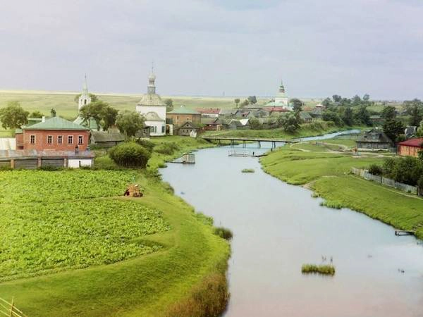 Phố cổ Suzdal, trên sông Kamenka, Bắc Moscow, được chụp năm 1912. Phố cổ Suzdal, trên sông Kamenka, Bắc Moscow, được chụp năm 1912.