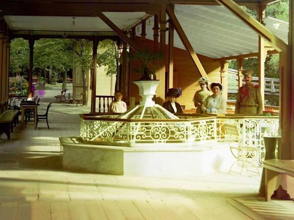 Thị trấn Borzhomi, nằm trong dãy núi Caucasus, ngày nay thuộc Gruzia, từng chịu sự kiểm soát của Nga trong những năm 1820. Nơi đây trở thành điểm du lịch lý tưởng nhờ sự phong phú của suối nước khoáng và những gian hàng thời trang bậc nhất. Thị trấn Borzhomi, nằm trong dãy núi Caucasus, ngày nay thuộc Gruzia, từng chịu sự kiểm soát của Nga trong những năm 1820. Nơi đây trở thành điểm du lịch lý tưởng nhờ sự phong phú của suối nước khoáng và những gian hàng thời trang bậc nhất.