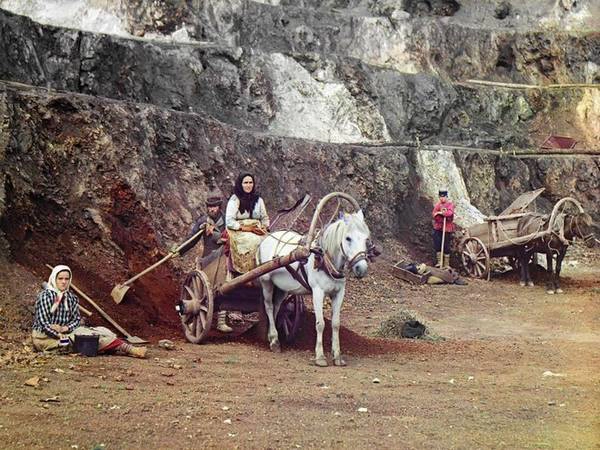 Một gia đình khai thác mỏ ở dãy núi Ural được tác giả chụp năm 1910 với mục đích ghi lại một phần đời sống kinh tế của Nga trong giai đoạn này. Một gia đình khai thác mỏ ở dãy núi Ural được tác giả chụp năm 1910 với mục đích ghi lại một phần đời sống kinh tế của Nga trong giai đoạn này.