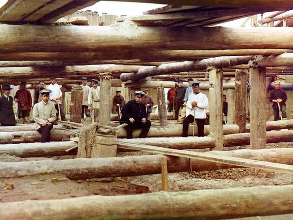 Người lao động và giám sát đang chuẩn bị làm móng cho một đập cống qua sông Oka, gần thị trấn Denivo vào năm 1912. Người lao động và giám sát đang chuẩn bị làm móng cho một đập cống qua sông Oka, gần thị trấn Denivo vào năm 1912.