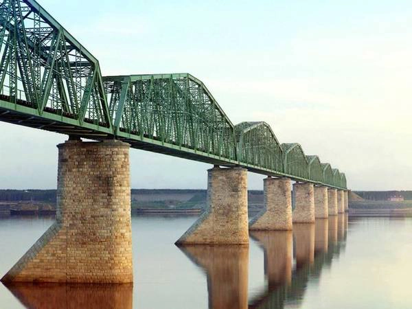 Cầu được xây dựng bắc qua sông Kama giúp nối liền tuyến đường sắt xuyên Siberia với chiều dài khoảng 9.600 km. Cầu được xây dựng bắc qua sông Kama giúp nối liền tuyến đường sắt xuyên Siberia với chiều dài khoảng 9.600 km.