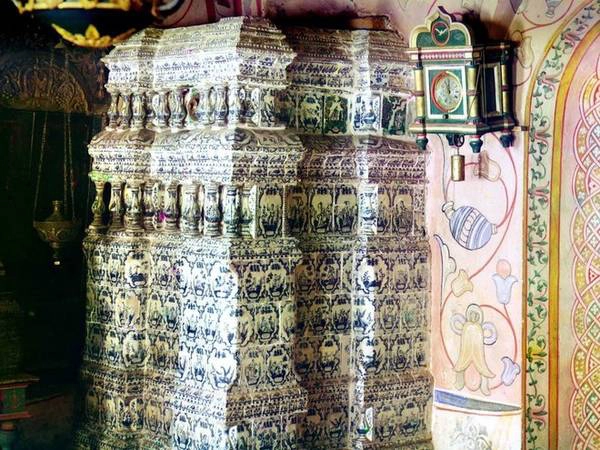 Lò gốm sứ ở Cung Điện Hoàng tử Kyivan, thị trấn Rostov được chụp năm 1911. Lò gốm sứ ở Cung Điện Hoàng tử Kyivan, thị trấn Rostov được chụp năm 1911.