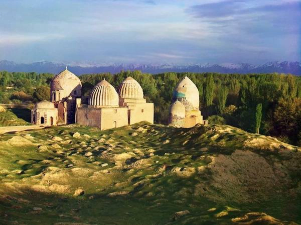 Thánh đường Hồi giáo Shakh-i-Zindeh, ở Samarkand là nơi tập trung nhiều ngôi mộ và nhà nguyện đặc biệt dành cho phụ nữ dưới thời lãnh chúa Timur (còn được gọi là Tamerlane), người cai trị Trung Á từ năm 1370 đến 1405. Thánh đường Hồi giáo Shakh-i-Zindeh, ở Samarkand là nơi tập trung nhiều ngôi mộ và nhà nguyện đặc biệt dành cho phụ nữ dưới thời lãnh chúa Timur (còn được gọi là Tamerlane), người cai trị Trung Á từ năm 1370 đến 1405.