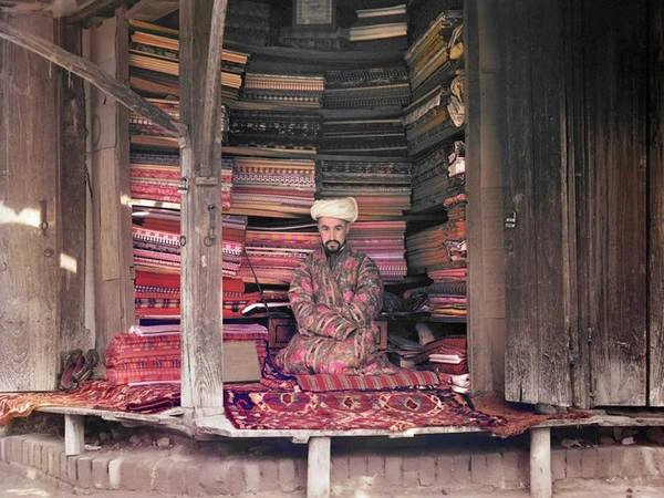 Samarkand, thành phố lớn thứ 2 ở Uzbekistan, hơn 2.700 tuổi, từng là thủ phủ của nhiều đế chế khác nhau. Các khu chợ ở đây là điểm dừng chân nổi tiếng trên con đường tơ lụa với các loại bông, len, thảm truyền thống. Samarkand, thành phố lớn thứ 2 ở Uzbekistan, hơn 2.700 tuổi, từng là thủ phủ của nhiều đế chế khác nhau. Các khu chợ ở đây là điểm dừng chân nổi tiếng trên con đường tơ lụa với các loại bông, len, thảm truyền thống.