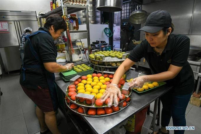 Nyonya Kuih là loại bánh quen thuộc ở Malaysia, được những người gốc Hoa di cư đến xứ Mã Lai hàng trăm năm trước cải tiến từ loại bánh truyền thống Trung Quốc. Theo tiếng Mã, Nyonya còn được hiểu là cộng đồng Peranakan - những người Hoa sinh sống ở Đông Nam Á. Còn "kuih" là tên của loại bánh này.