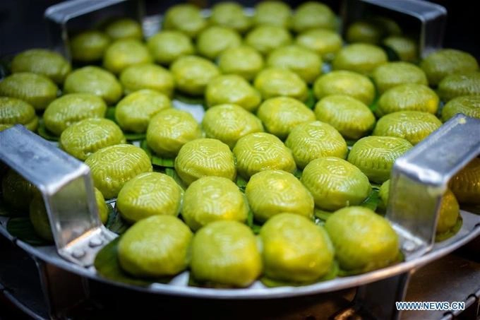 Ngày nay, bánh kuih vẫn được làm thủ công gần như toàn bộ, đòi hỏi người đầu bếp không chỉ gia giảm liều lượng chuẩn mà bàn tay còn phải khéo léo để nặn thành những viên bánh xinh xắn, in hoa văn chìm tinh tế.