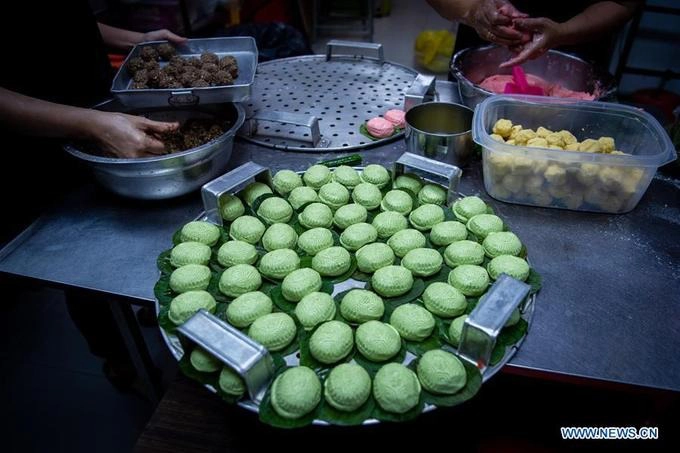 Khi làm bánh, người ta tuân thủ cách nấu ăn mang hơi hướng tâm linh của người Hoa. Đó là hạn chế những lần cắt vụn, thái nhỏ, để tránh những điều không may mắn như ly tán sẽ xảy đến.